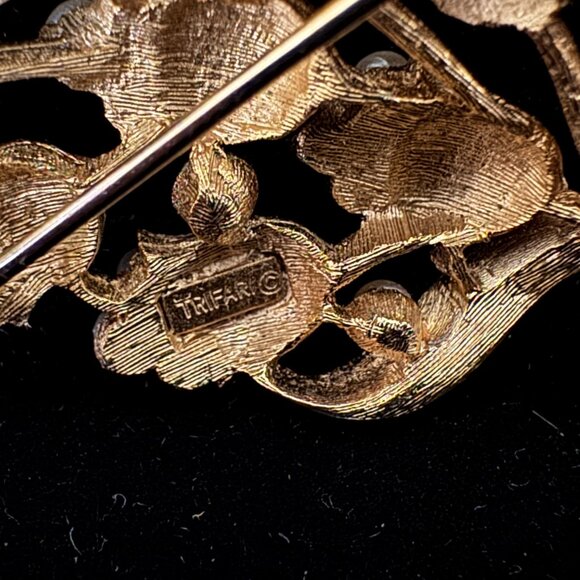 Vintage Crown Trifari Brushed Gold Tone Floral Brooch & Earrings Faux  Pearls - Picture 5 of 14